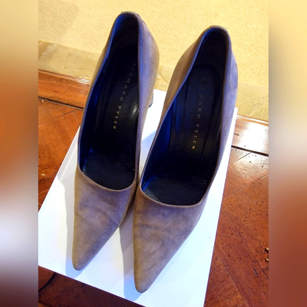 Richard Tyler Light Brown Suede Pumps 8.5M - FREE SHIPPING
